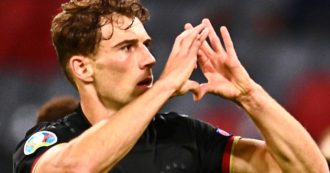 Copertina di Leon Goretzka, un calciatore che si schiera: chi è il centrocampista che ha salvato la Germania e mostrato il cuore per i diritti Lgbt