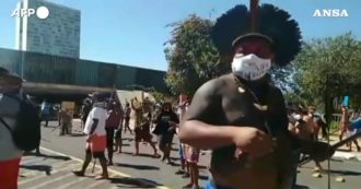 Copertina di Brasile, gli Indios manifestano alla Camera: scontri con la polizia – Video