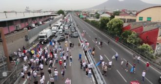 Copertina di Whirlpool, gli operai di Napoli bloccano lo svincolo autostradale: lunga coda di auto – Video