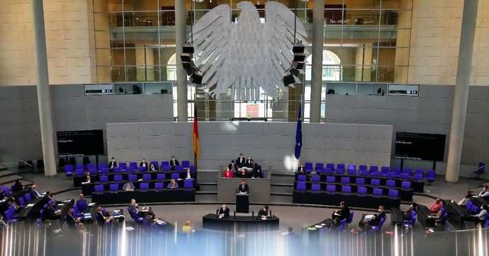 Germania, divieto di cittadinanza per chi ha una condanna per antisemitismo o razzismo. Approvata anche la legge sull’odio online