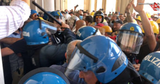 Copertina di Genova, tensione tra polizia e lavoratori ex Ilva. Gli operai: “Mercato c’è, ma ci mettono in cassa integrazione”. Il confronto col sindaco Bucci