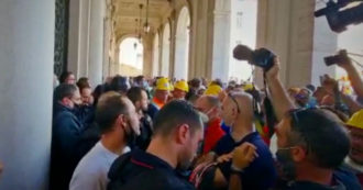 Copertina di Genova, tensione tra polizia e lavoratori ex Ilva: alla fine gli agenti tolgono il casco in segno di solidarietà – Video