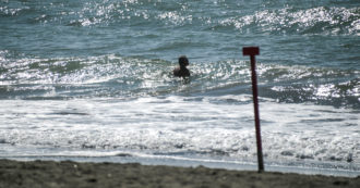 Copertina di Sardegna, 60enne salva la figlia e due amiche in mare. Poi muore per un arresto cardiaco