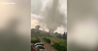 Copertina di Repubblica Ceca, il video del tornado in azione: le immagini sono impressionanti