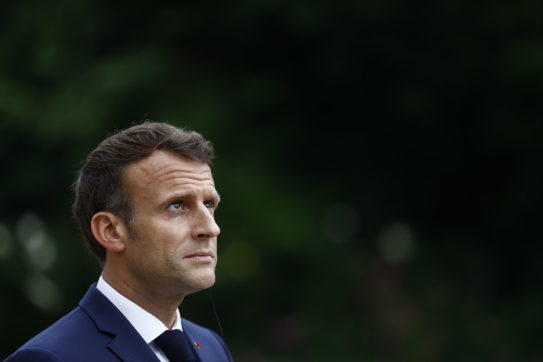 In Francia ripartono i focolai di Covid. Schiaffo a Macron per il ballottaggio: pochi al voto