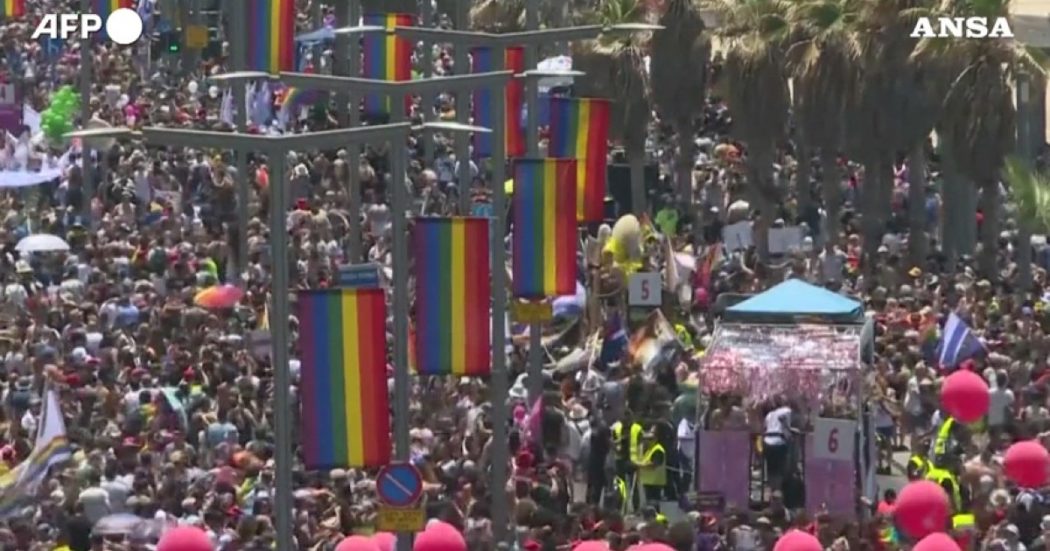 Gay Pride, decine di migliaia di persone alla “marcia dell’orgoglio” a Tel Aviv. Palloncini rosa e bandiere arcobaleno: il video