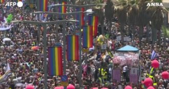 Copertina di Gay Pride, decine di migliaia di persone alla “marcia dell’orgoglio” a Tel Aviv. Palloncini rosa e bandiere arcobaleno: il video