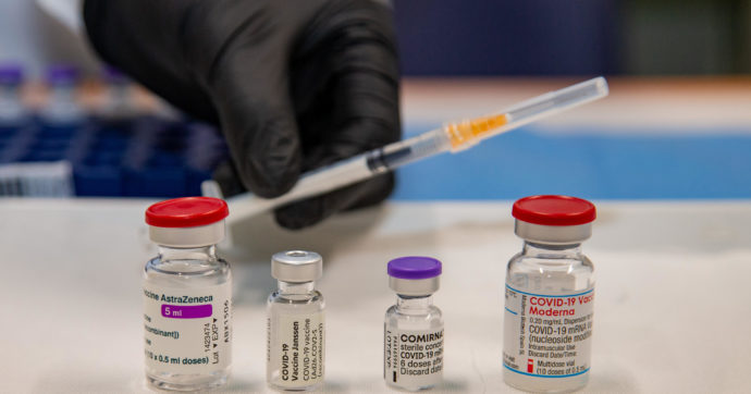 Vaccini Covid, dopo il mix segnalate 27 reazioni avverse su 233.034 somministrazioni