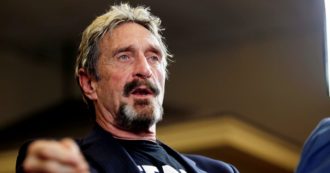 Copertina di McAfee, così vive (e muore) un vero genio paranoide