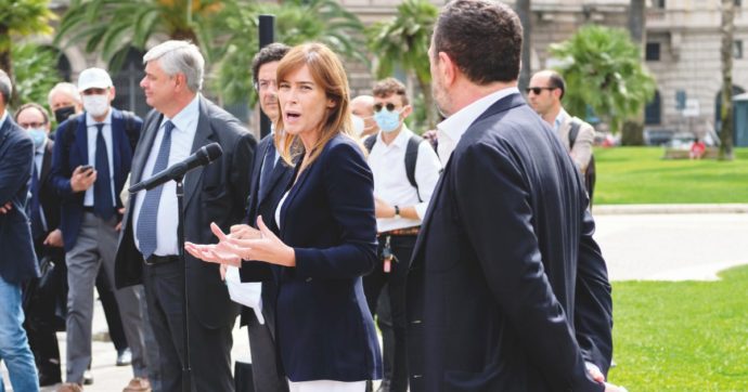 Giustizia, il flop dei penalisti: pochi in piazza Boschi fa lo spot a Iv con Forza Italia e Lega