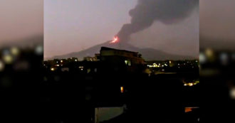Copertina di Etna, fontana di lava da tre bocche del vulcano: la colonna di fumo raggiunge i 10 chilometri – Video