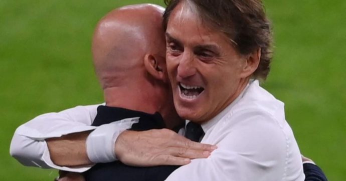 Euro 2021, l’abbraccio tra Mancini e Vialli dopo la vittoria dell’Italia contro l’Austria: “Abbiamo voluto vincere e l’abbiamo meritato”