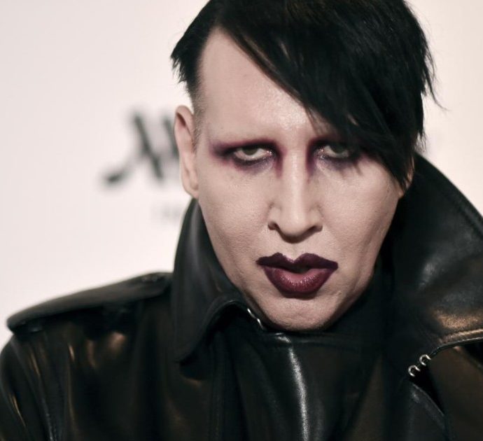Marilyn Manson si consegna alla polizia: è accusato di aver sputato e sparato a una persona con una videocamera durante un suo concerto