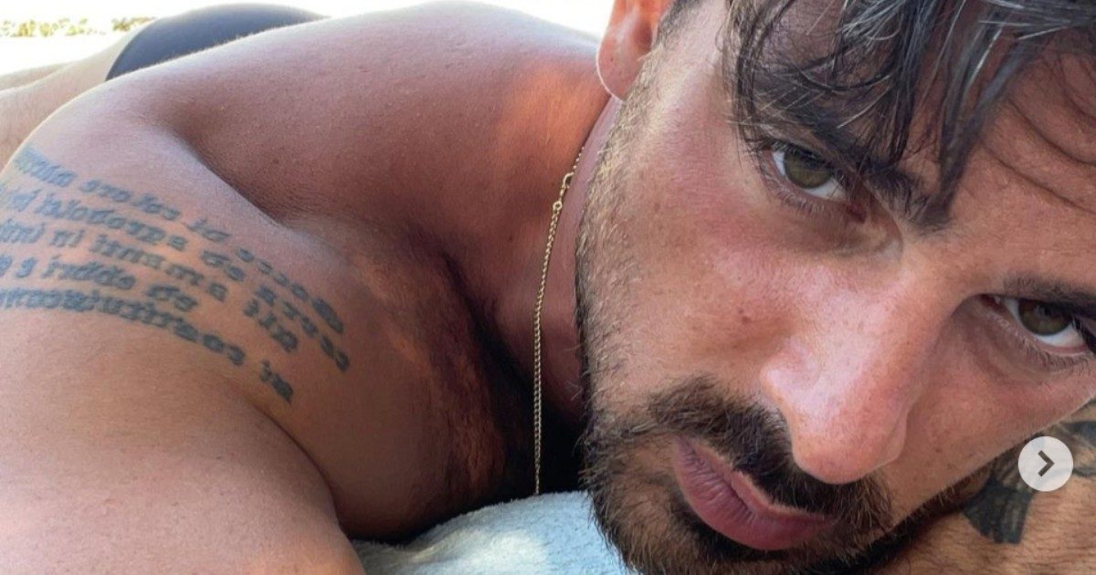 Michele Morrone, le foto rubate dell’attore nudo sul set diventano virali e lui si infuria: “Una grandissima offesa per me”