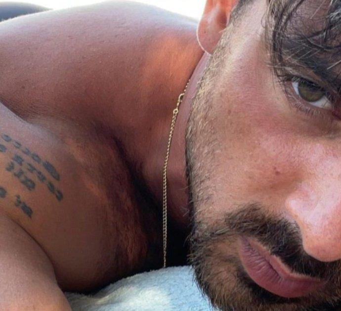 Michele Morrone, le foto rubate dell’attore nudo sul set diventano virali e lui si infuria: “Una grandissima offesa per me”