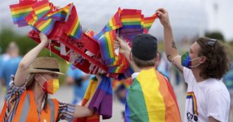 Copertina di Europei 2021, Uefa: “Sì a simboli arcobaleno nello stadio di Budapest”. Ma la polizia ungherese sequestra bandiere a tifosi olandesi