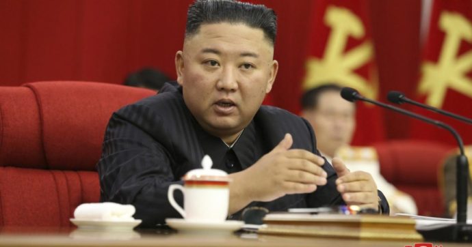 Corea del Nord, il rimedio anti-Covid di Kim Jong-un: “Fate i gargarismi con l’acqua salata”. E accusa i funzionari per il boom dei contagi