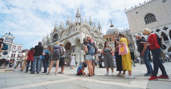 Copertina di Tutte selfie e lamentele: che stress le ferie italiane