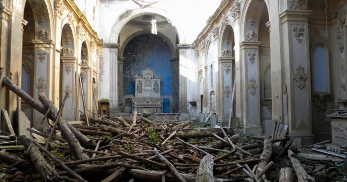 Copertina di L’Italia Sacra cade in rovina: Aversa, il furto dei capolavori