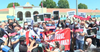 Copertina di Turchia, protesta di giornalisti e attivisti a Istanbul e Ankara per l’arresto di Bulent Kilic: il fotografo bloccato mentre seguiva il Pride – Video