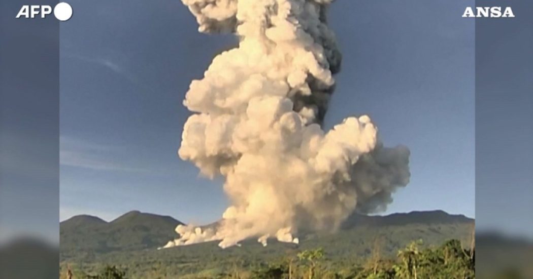 Costa Rica, nuova eruzione del vulcano Rincón de la Vieja: la colonna di fumo è alta più di 2 chilometri – Video