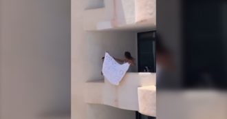 Copertina di Focolaio a Maiorca, i giovani in quarantena protestano dai balconi dell’hotel: “Siamo negativi, vogliamo uscire” – Video