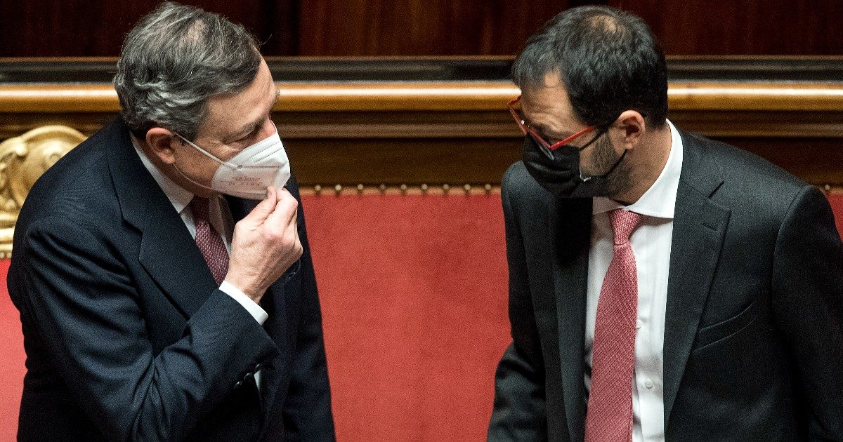 Cashback, lo stop di Draghi spacca la maggioranza. Il ministro Patuanelli (M5s): “Grave errore, si torni indietro”. E il Pd: “Va corretto, non eliminato”