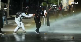Copertina di Proteste antigovernative in Colombia, violenti scontri tra manifestanti e polizia – Video