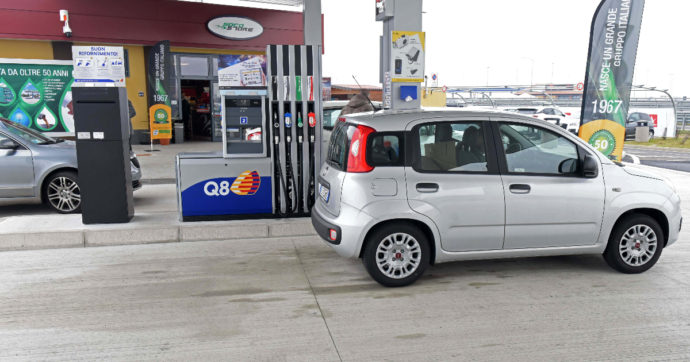 Benzina e diesel sempre più cari, 9 euro in più per un pieno. Inflazione ferma all’1,3% in giugno. Scende in Germania