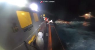 Copertina di Migranti, naufragio a Lampedusa: l’imbarcazione si rovescia poco prima dell’arrivo dei soccorsi. Le operazioni della Guardia Costiera – Video