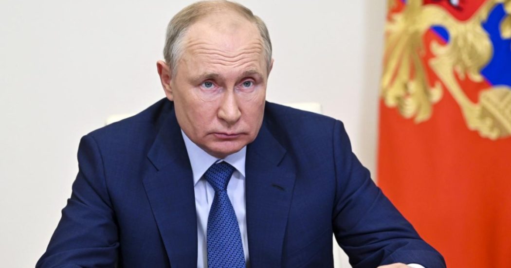 Covid in Russia, record di 669 morti. Putin spinge a vaccinarsi: “Ho fatto Sputnik. Qui sieri sicuri, non come Pfizer e AstraZeneca”