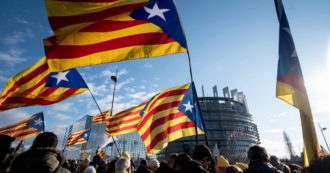 Copertina di Elezioni Catalogna, exit poll: i Socialisti avanti. Indipendentisti seconda forza. Un furto di rame rallenta i treni nel giorno del voto