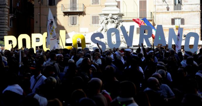 La base scatenata sui social: “Beppe, ‘affanculo’ vacci tu”