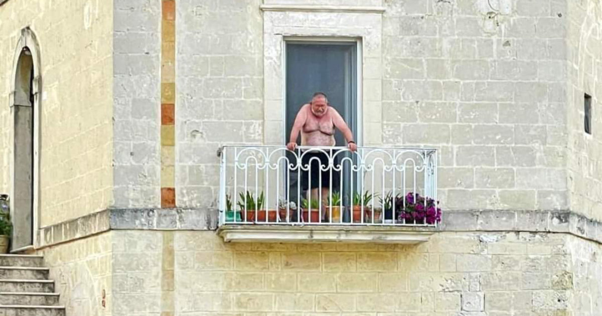 G20 a Matera, a torso nudo sul balcone davanti ai potenti del mondo: ecco chi è l’uomo dello scatto diventato virale