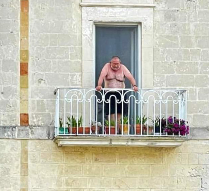 G20 a Matera, a torso nudo sul balcone davanti ai potenti del mondo: ecco chi è l’uomo dello scatto diventato virale
