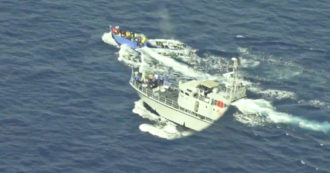 Copertina di Migranti, la video-denuncia di Sea Watch: “La cosiddetta ‘guardia costiera’ libica spara ai barconi da una motovedetta regalata dall’Italia”