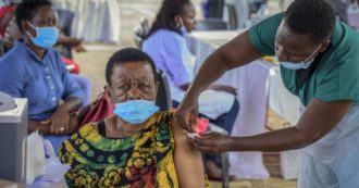 Vaccini anti Covid, l’allarme dell’Oms: “Carenza di dosi in Africa può causare nuove varianti. Grave ritardo nelle spedizioni”