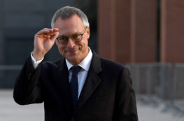 Copertina di Green pass, i sindacati chiedono alle aziende di farsi carico del costo dei tamponi. Bonomi passa la palla: “Li paghi il governo”