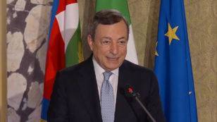 Copertina di Draghi: “Guardiamo al futuro con più fiducia ma pandemia non è finita. Economia può accelerare, ora bene fare debito”