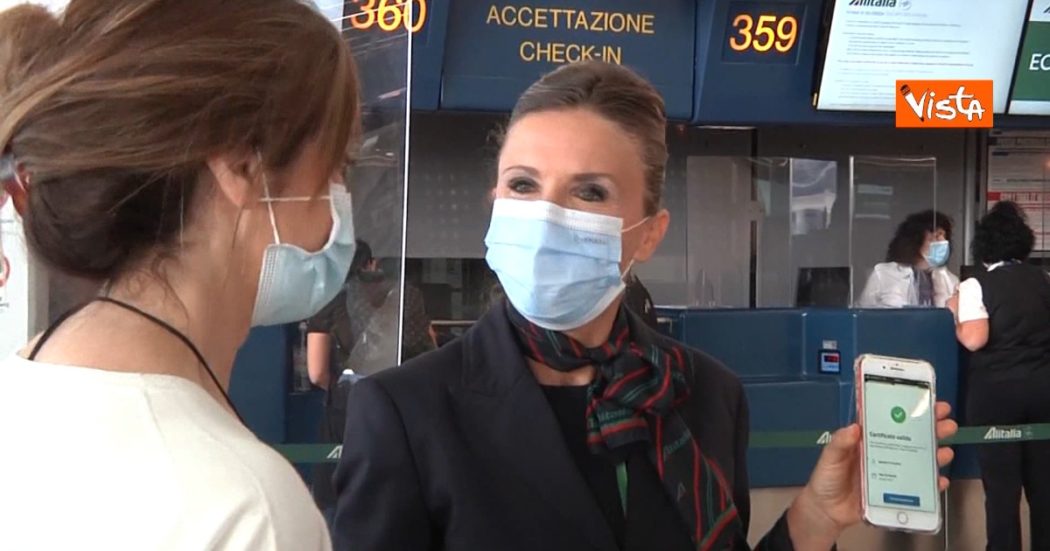 Green pass, al via il certificato per viaggiare in Europa: a Fiumicino controlli scrupolosi. Ecco come funziona – Video