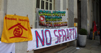 Copertina di Stop al blocco degli sfratti, la protesta delle sigle degli inquilini a Milano: “Il Comune garantisca un tetto alle famiglie a rischio”