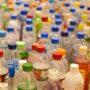 Copertina di Nuovo regolamento Ue, dal 2030 addio alle confezioni da sei bottiglie d’acqua e agli imballaggi singoli per frutta e verdura