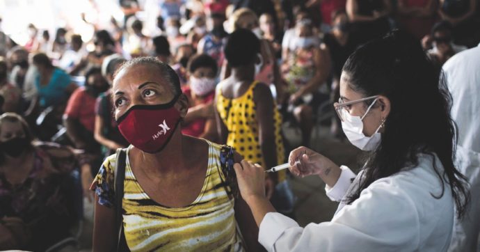 Covid, il Brasile annuncia la fine dello stato di emergenza: “Continueremo a convivere con il virus”