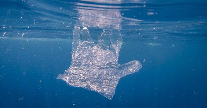 “Nel mar Mediterraneo oltre 1,17 milioni di tonnellate di plastica. L’Italia è il secondo Paese che inquina di più ogni anno”: il report