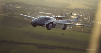 Copertina di Arriva AirCar, la prima auto che vola da una città all’altra. Sviluppata da KleinVision, ha un motore BMW e può raggiungere i 200 km/h