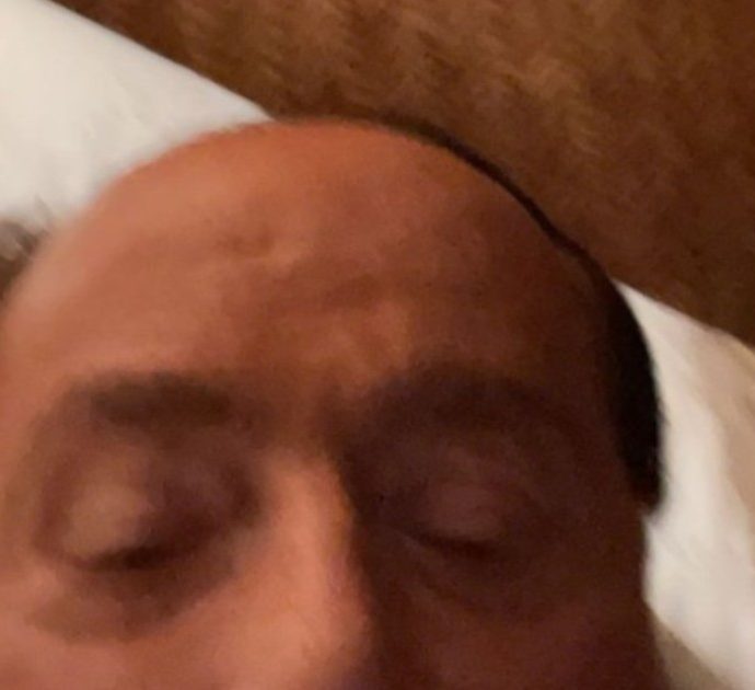 Silvio Berlusconi, la foto a letto postata dalla fidanzata Marta Fascina