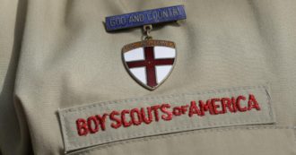 Copertina di Usa, Boy Scouts of America accusata di abusi sessuali: patteggiato accordo record da 850 milioni di dollari
