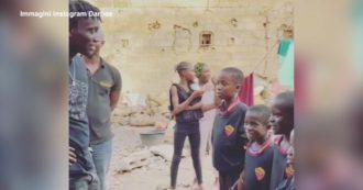 Copertina di “Roma, Roma, Roma…”: il centrocampista Darboe visita il Gambia e insegna ai bambini l’inno giallorosso. Il video è emozionante