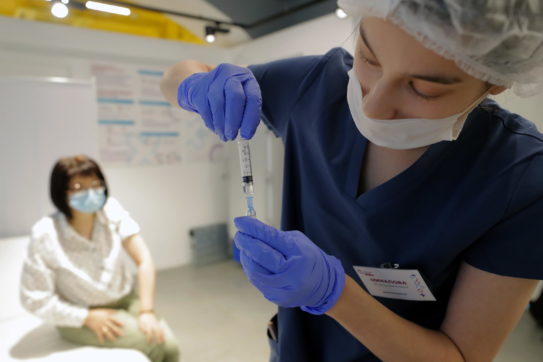 Vaccini anti-Covid, il monitoraggio Gimbe: “Tra gli over 60 non aumentano le prime dosi, persistente esitazione in quella fascia d’età”