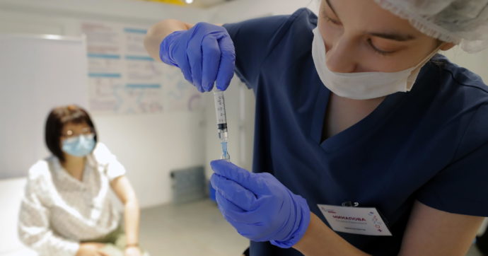 Vaccini anti-Covid, il monitoraggio Gimbe: “Tra gli over 60 non aumentano le prime dosi, persistente esitazione in quella fascia d’età”